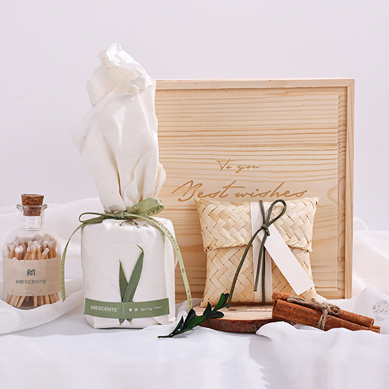 M&Scent ylelliset puiset kynttilänjalkakynttilät, jotka on tuoksuttu laatikolla