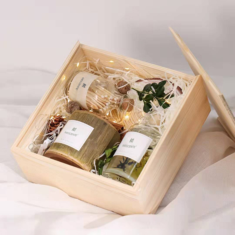 M&Scent ylelliset puiset kynttilänjalkakynttilät, jotka on tuoksuttu laatikolla