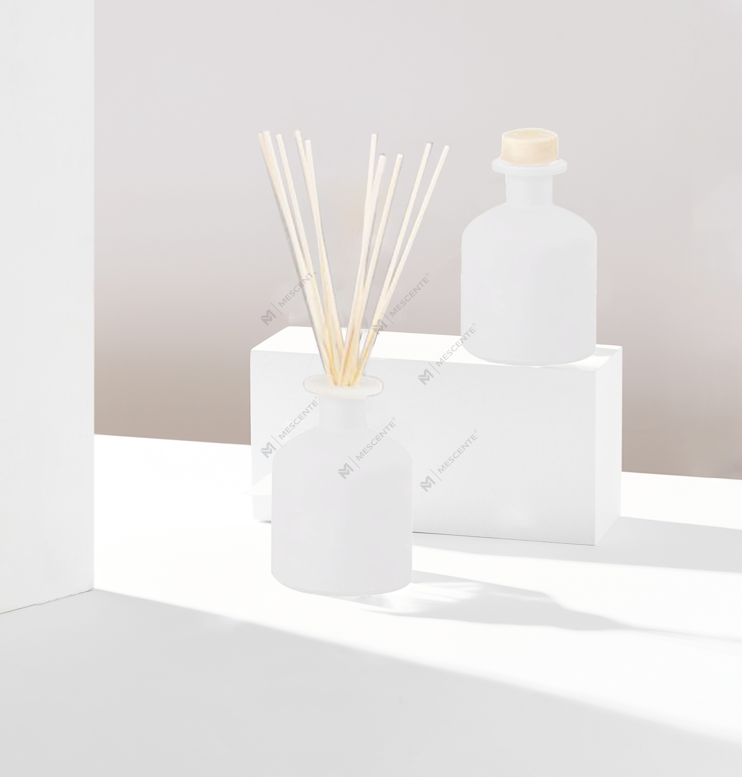 Mescente Luxury 180 ml räätälöity lasipullo eteerisen öljyn Reed diffuusori hotelleille